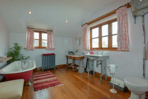 Bathroom 1.jpg