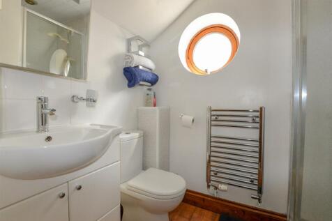 Bedroom2 Ensuite 1.jpg