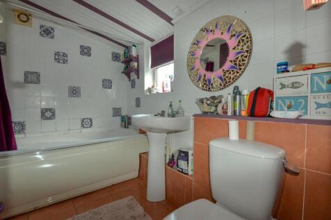 Bathroom 1.jpg