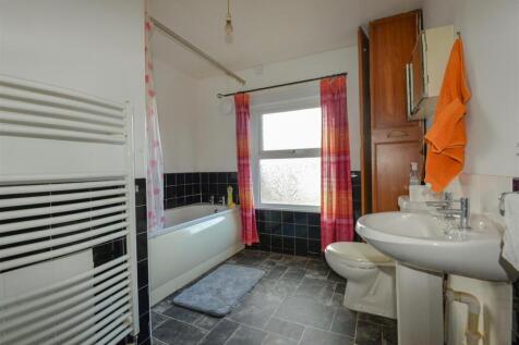 Bathroom 1.jpg