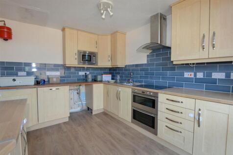 Kitchen 2.jpg