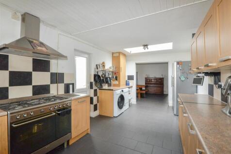 Kitchen 2.jpg