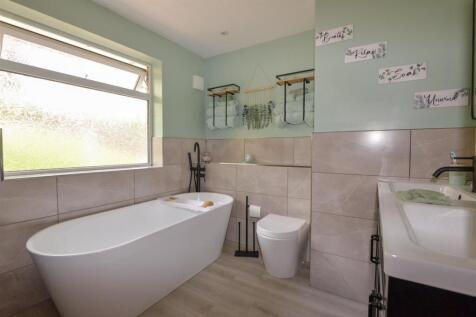 Bathroom 1.jpg