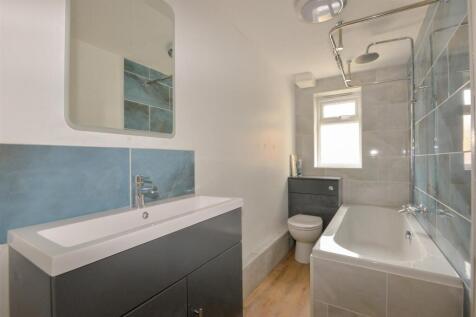 Family Bathroom 1.jpg