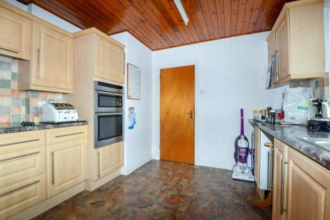 Kitchen 2.jpg