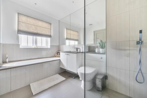 En-suite bathroom