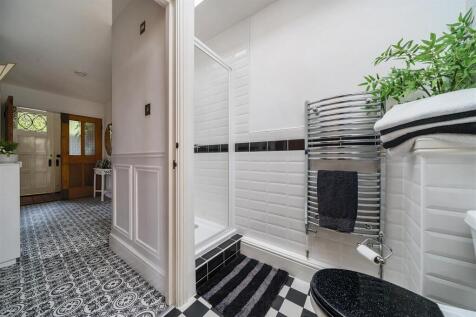 Lloyd Lodge Shower Room.jpg
