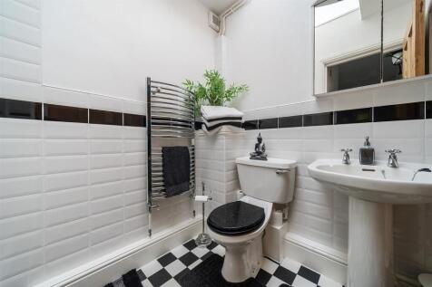 Lloyd Lodge Shower Room..jpg