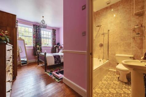 Lloyd Lodge Bed 1 Ensuite.jpg