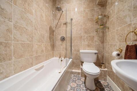 Lloyd Lodge Bathroom.jpg