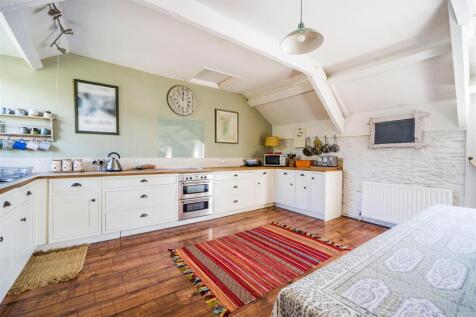 Courtyard Kitchenbl..jpg