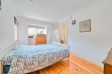 Earlscombe Bed 1bl.jpg