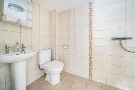 Earlscombe Wet Floor Ensuite.jpg