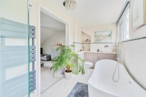 Spinney Bed1 Ensuite.jpg