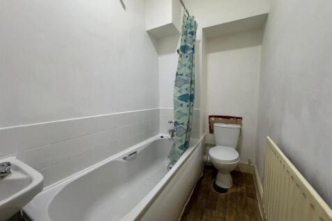 4 4 Bathroom.jpg