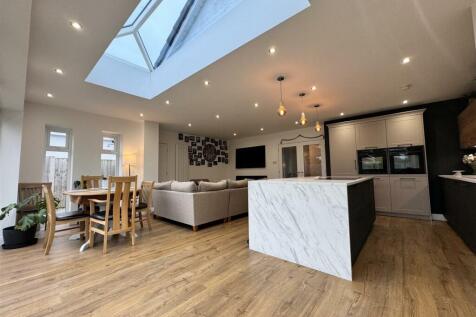 Open plan kitchen / Family room