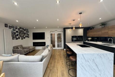 Open plan kitchen / Family room