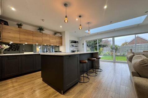 Open plan kitchen / Family room