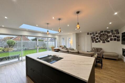 Open plan kitchen / Family room