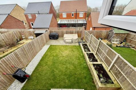 REAR GARDEN 3.jpg