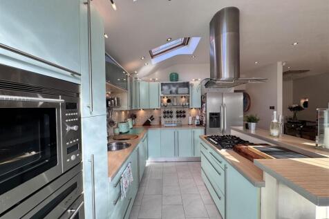 Open plan kitchen &amp; dining
