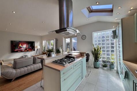 Open plan kitchen &amp; dining