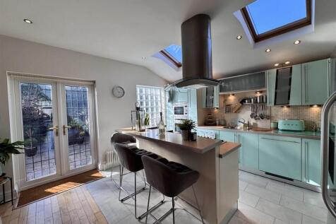 Open plan kitchen &amp; dining