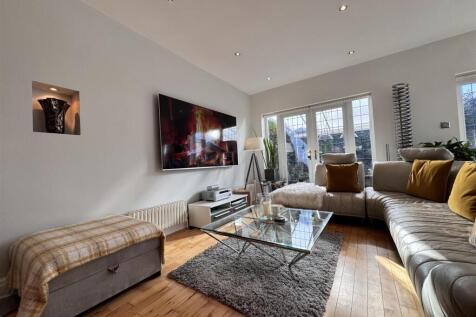 Open plan kitchen &amp; dining