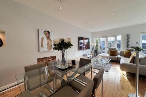 Open plan kitchen &amp; dining