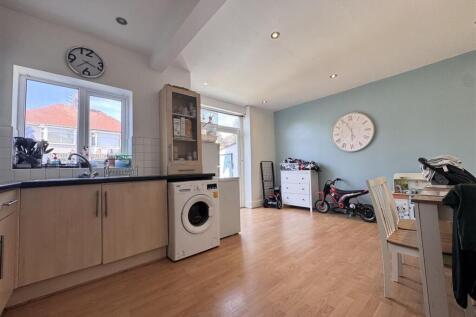 Open plan kitchen / dining