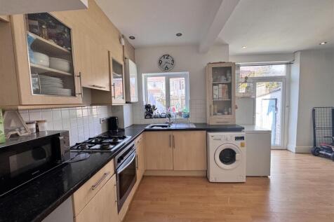 Open plan kitchen / dining