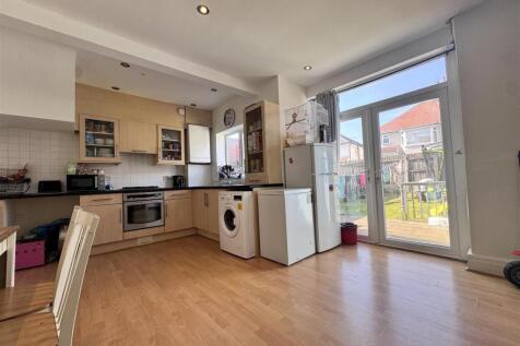Open plan kitchen / dining
