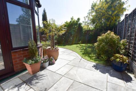 ENCLOSED REAR GARDEN