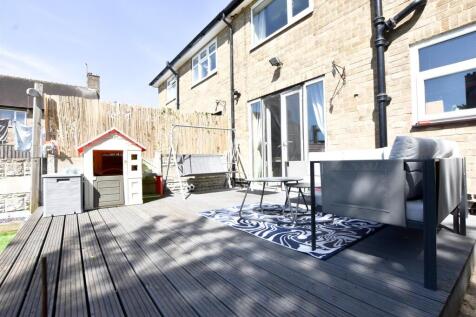ENCLOSED REAR GARDEN