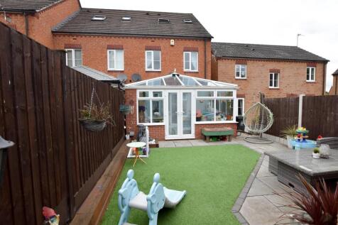 ENCLOSED REAR GARDEN