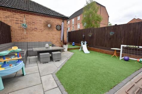 ENCLOSED REAR GARDEN