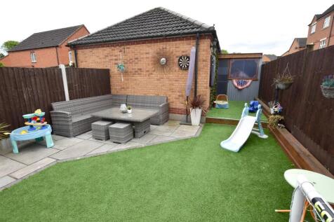 ENCLOSED REAR GARDEN
