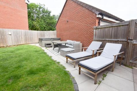 ENCLOSED REAR GARDEN