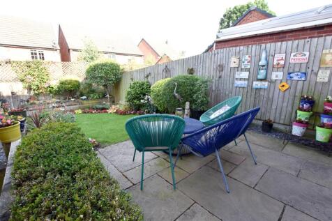 ENCLOSED REAR GARDEN