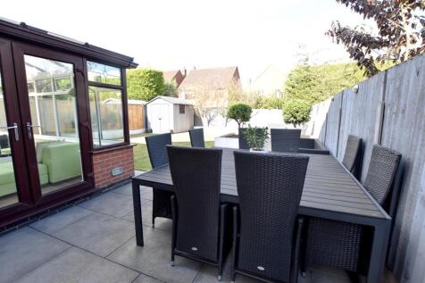 ENCLOSED REAR GARDEN