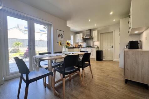 Open plan kitchen &amp; dining