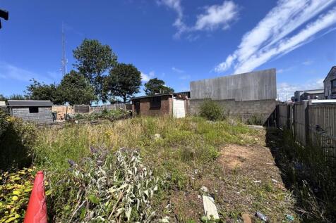 Rear &amp; side garden