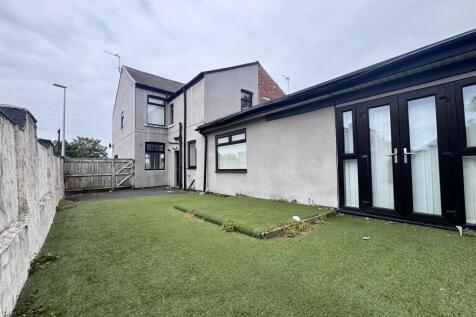 Rear &amp; side garden
