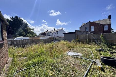 Rear &amp; side garden
