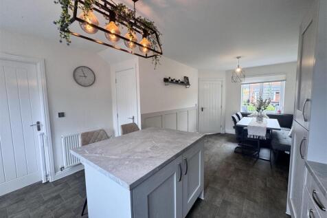 Open plan kitchen &amp; dining