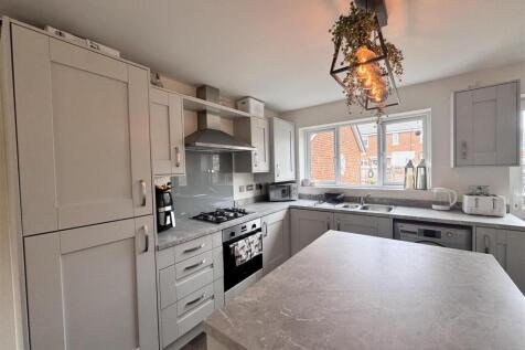 Open plan kitchen &amp; dining