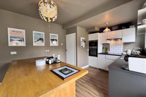 Open plan kitchen &amp; dining