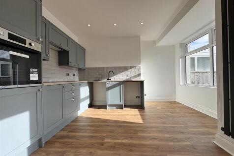 Open plan kitchen / dining