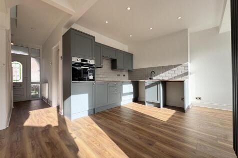 Open plan kitchen / dining