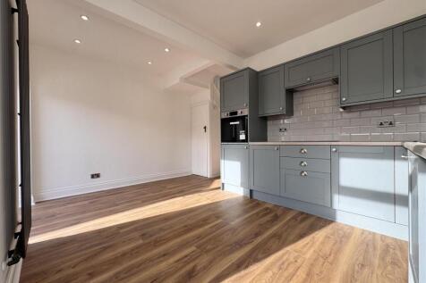 Open plan kitchen / dining